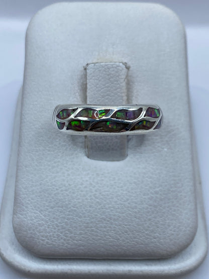 Anillo de plata .925 con ópalo de fuego rosa engastado en la mano de una mujer