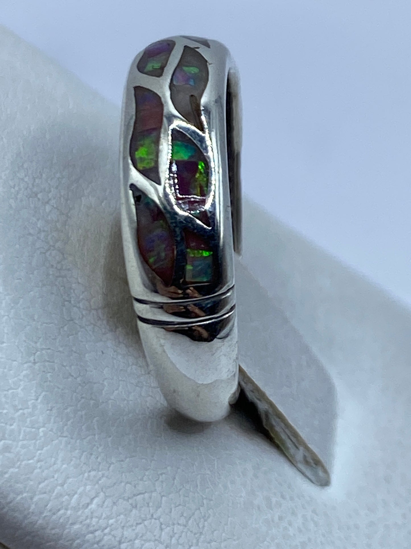 Detalle lateral del anillo de plata ligero con engaste de ópalo