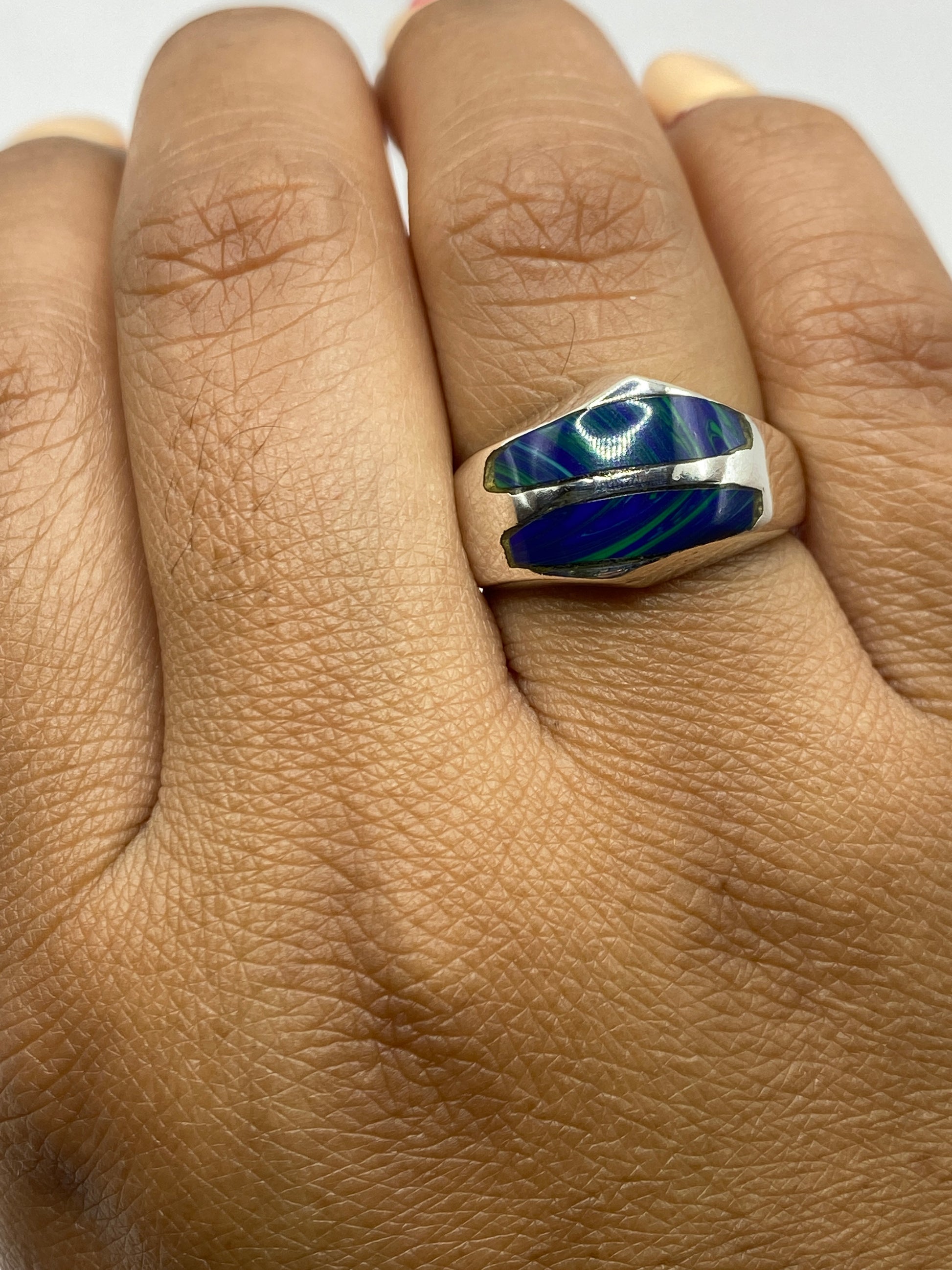 Anillo sobre fondo blanco mostrando el Quinto .925 grabado