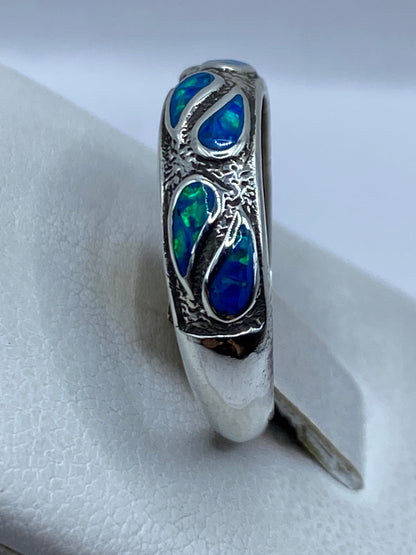 Detalle del ópalo de fuego con tonos azules y el engaste a mano de plata pura