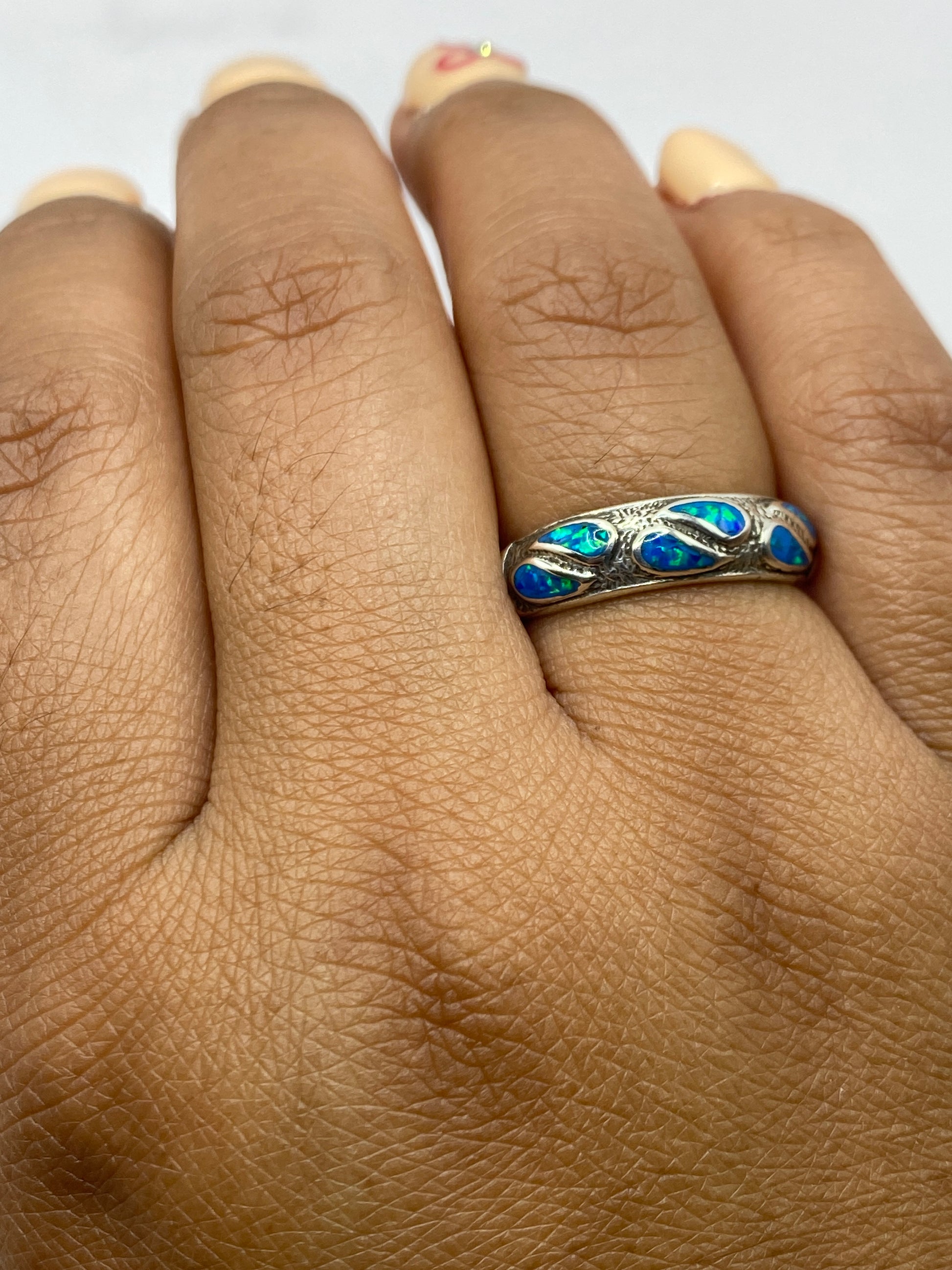 Anillo sobre fondo blanco, vista de los lados, con Quinto .950 visible en la banda