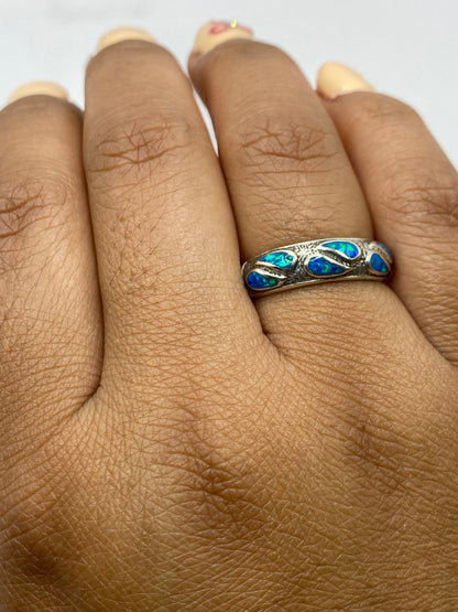 Anillo sobre fondo blanco, vista de los lados, con Quinto .950 visible en la banda