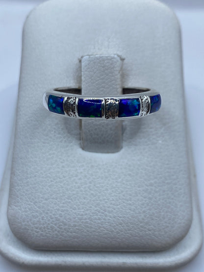Anillo de plata .950 con ópalo de fuego iridiscente en mano