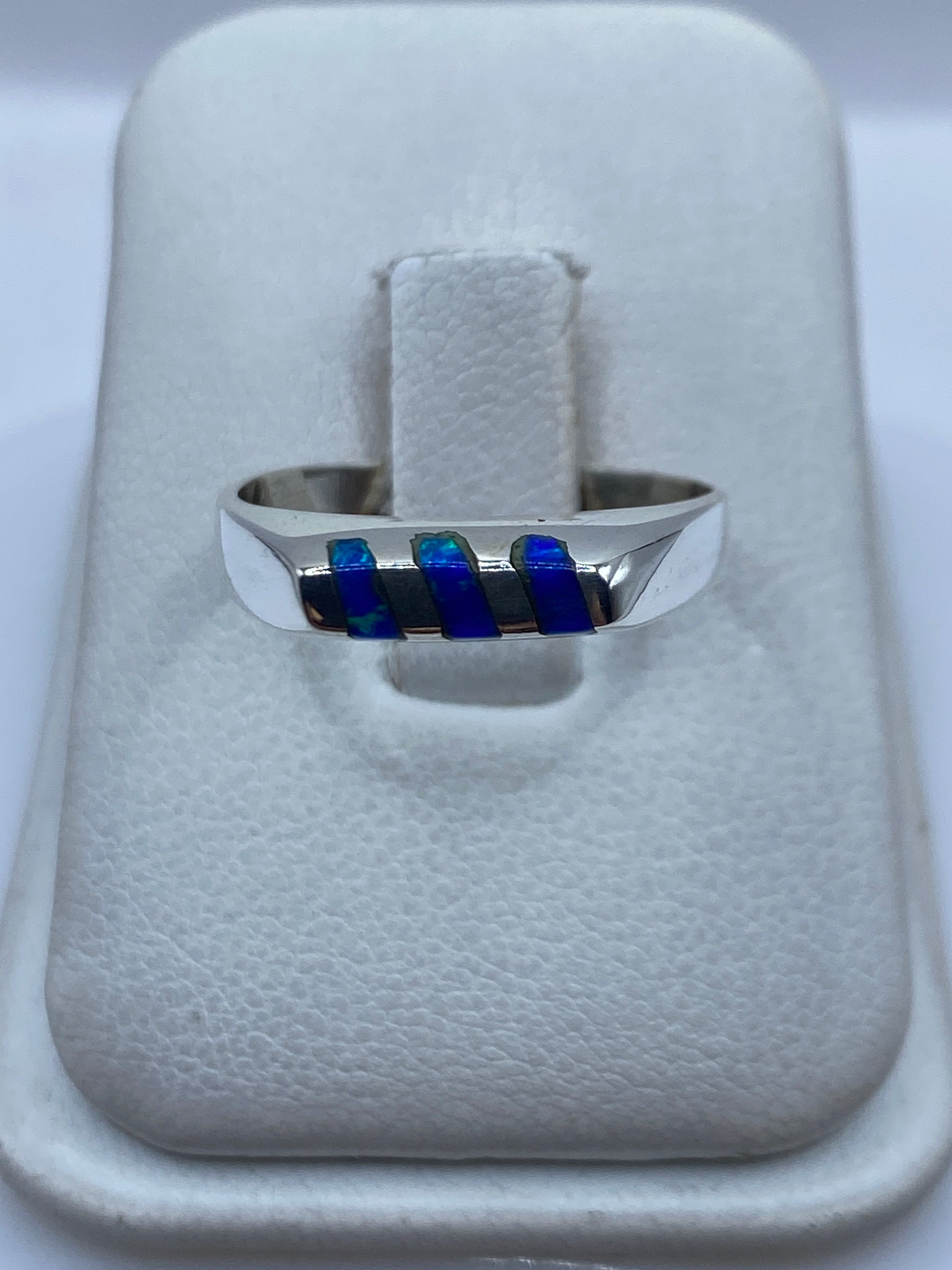 Anillo de plata .925 con ópalo de fuego azul engastado en banda minimalista