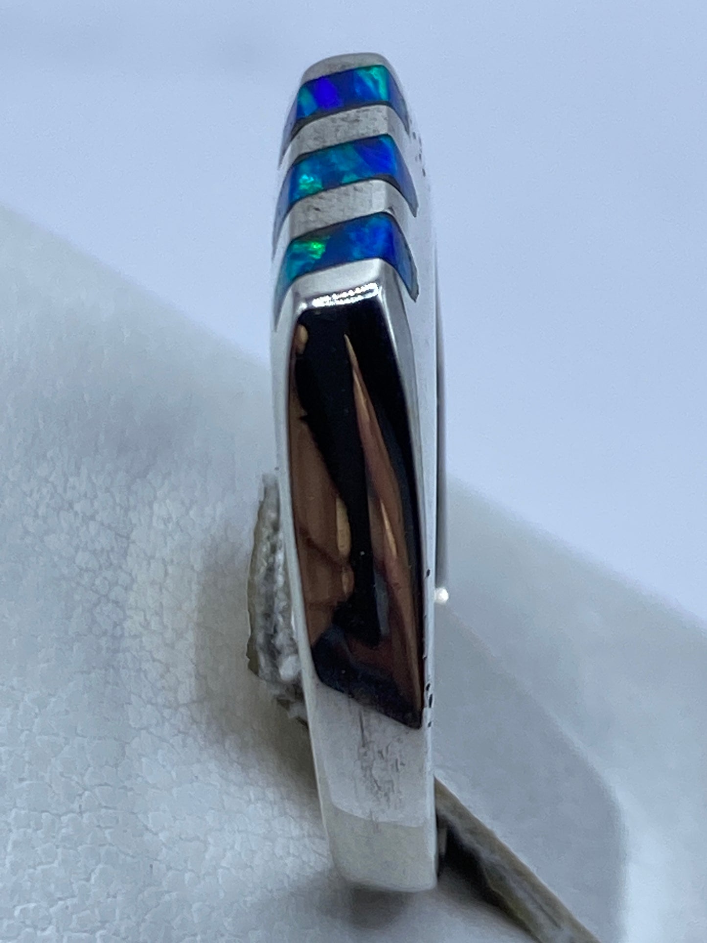 Detalle del engaste a mano y la tonalidad azul del ópalo de fuego