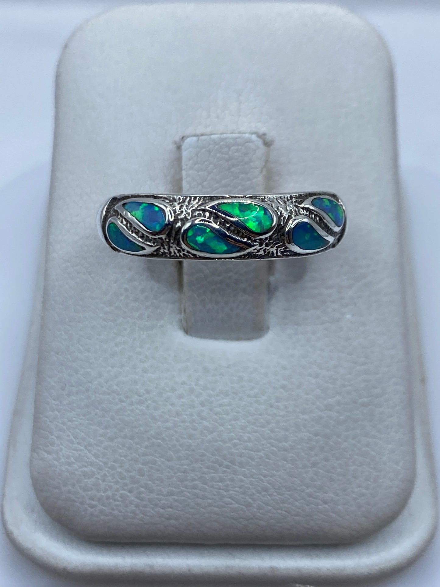 Anillo de plata .950 con ópalo de fuego azul cielo, vista frontal sobre fondo blanco