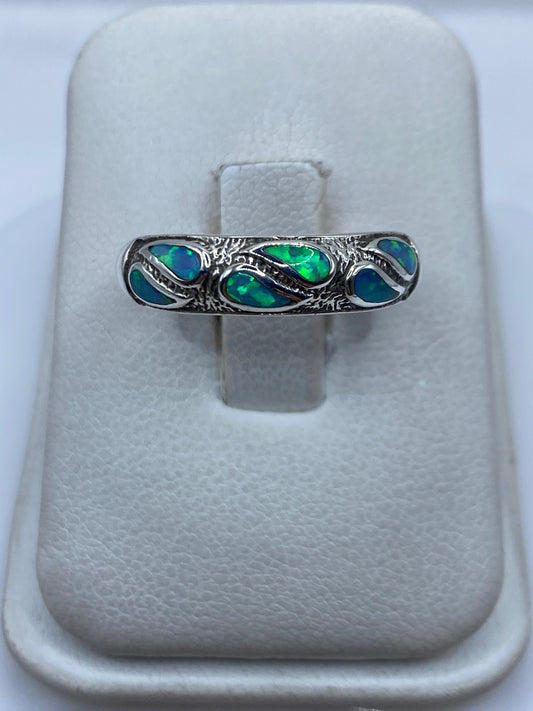 Anillo de plata .950 con ópalo de fuego azul cielo, vista frontal sobre fondo blanco
