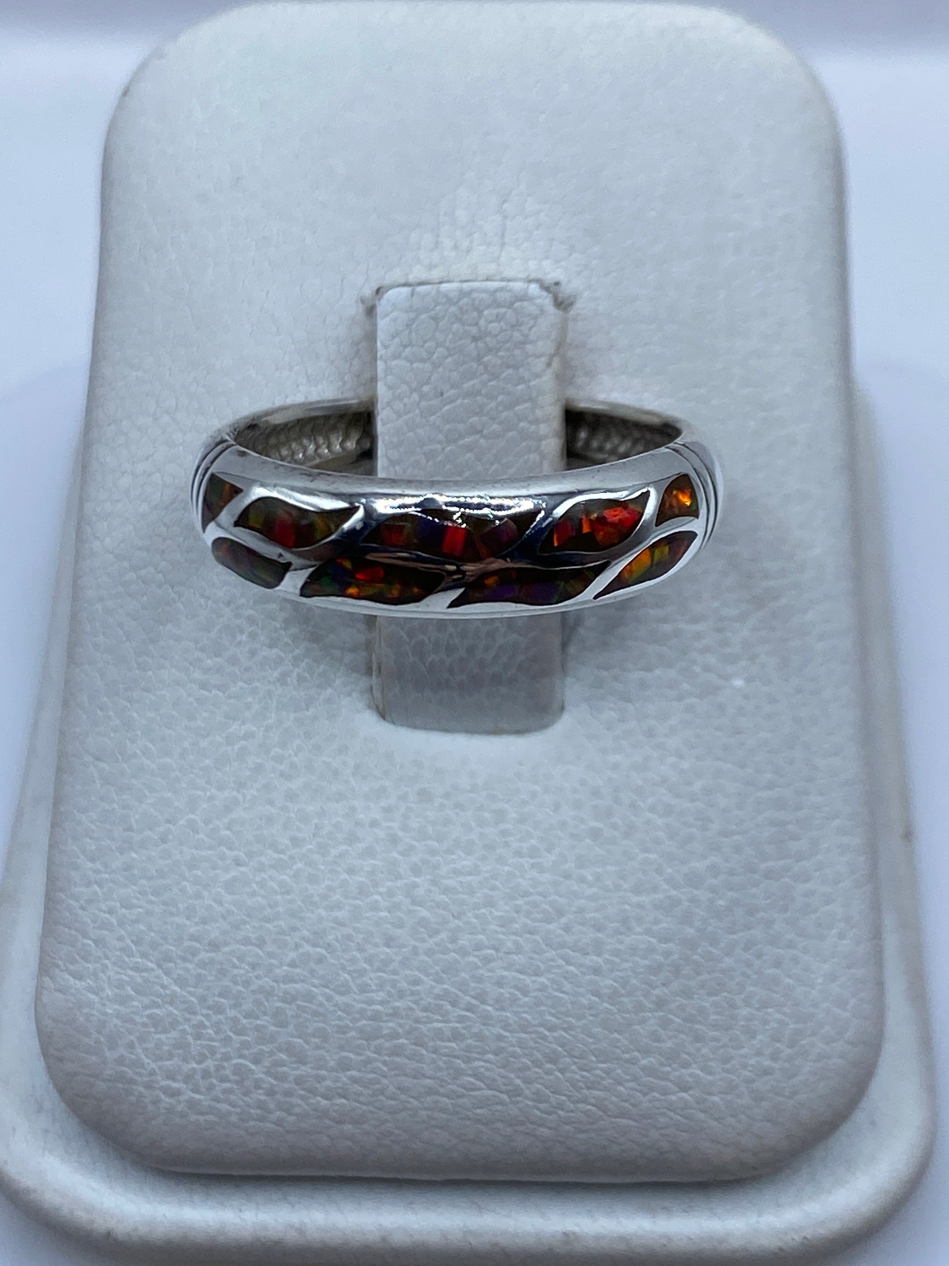 Anillo de plata .950 con ópalo de fuego multicolor en caja de presentación blanca