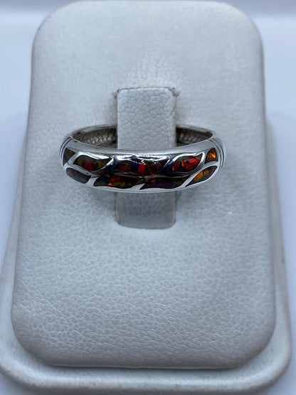 Anillo de plata .950 con ópalo de fuego multicolor en caja de presentación blanca