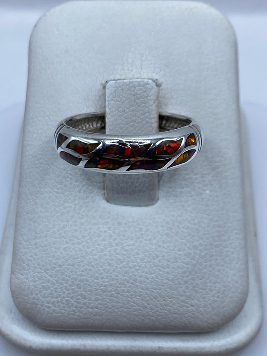 Anillo de plata .950 con ópalo de fuego multicolor en caja de presentación blanca