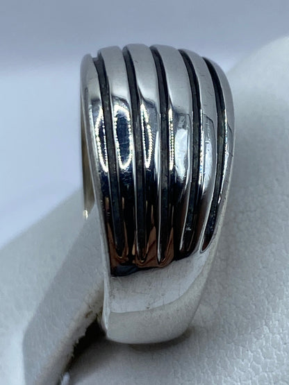 Anillo puesto en dedo mostrando el brillo del pulido de Taxco