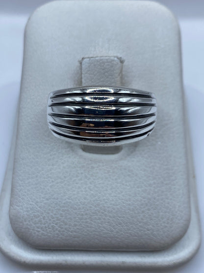 Anillo de plata .925 con seis bandas paralelas en la mano