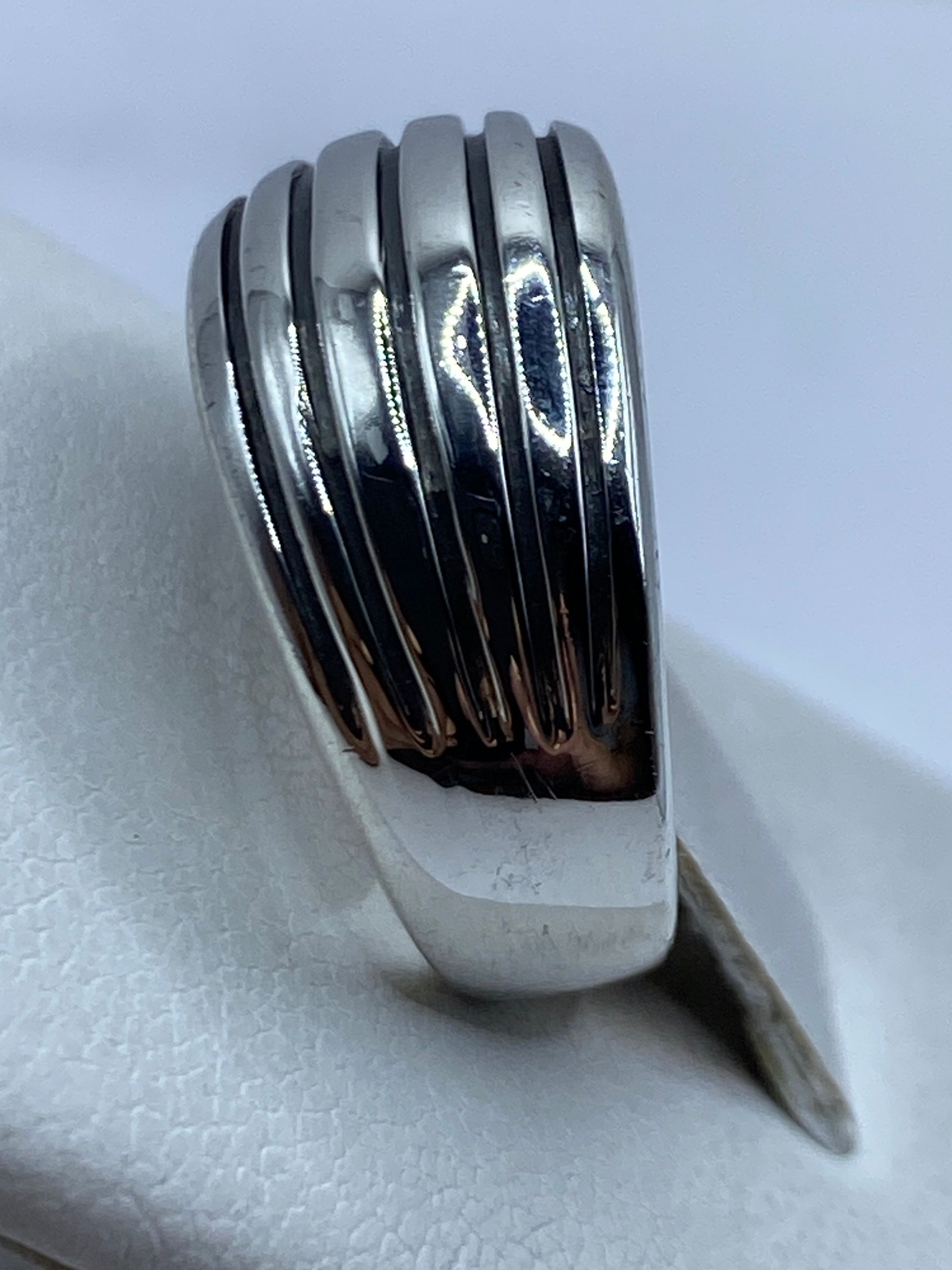 Detalle del interior del anillo mostrando la marca 925