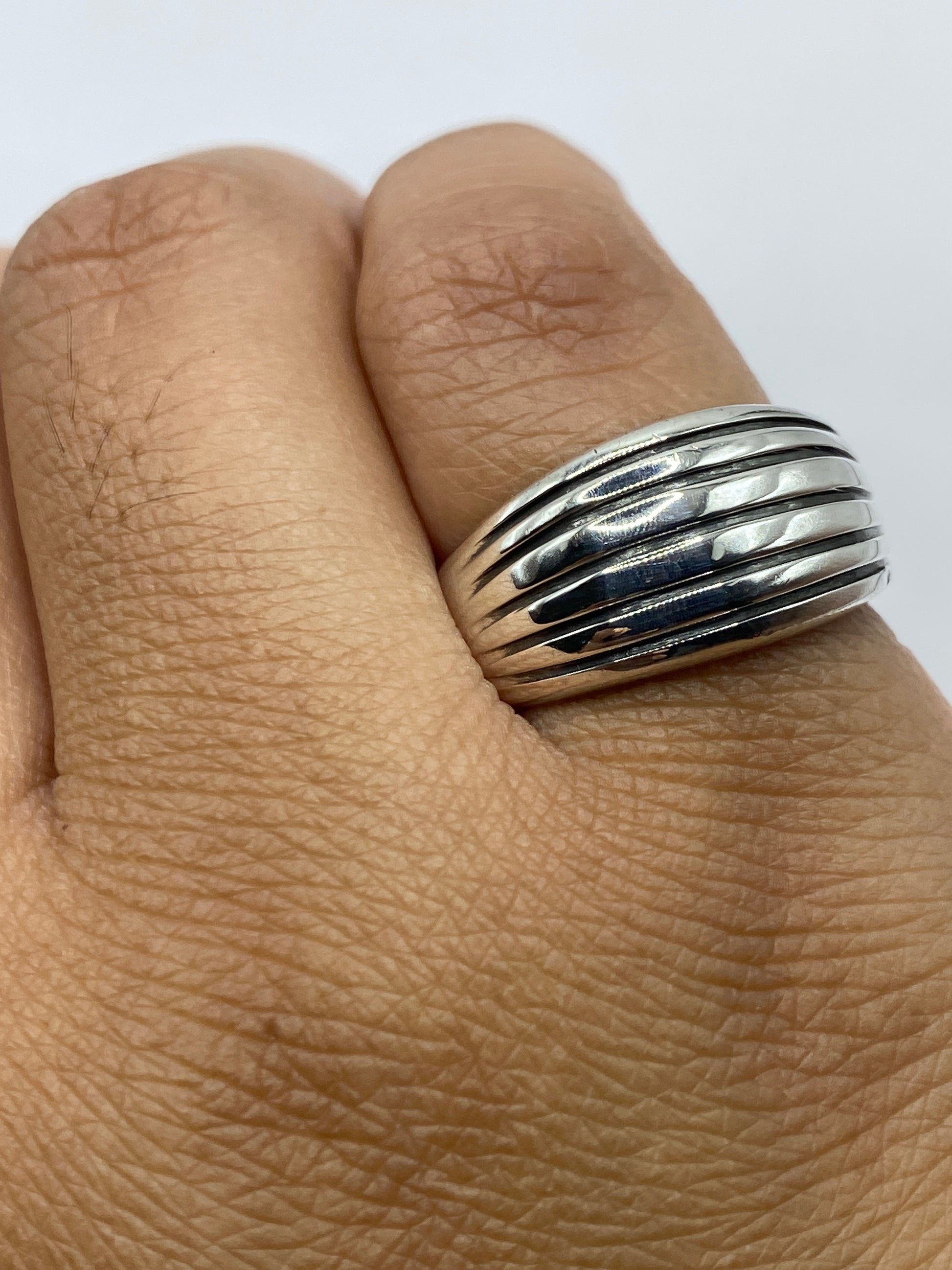 Anillo de plata sobre fondo blanco en posición horizontal