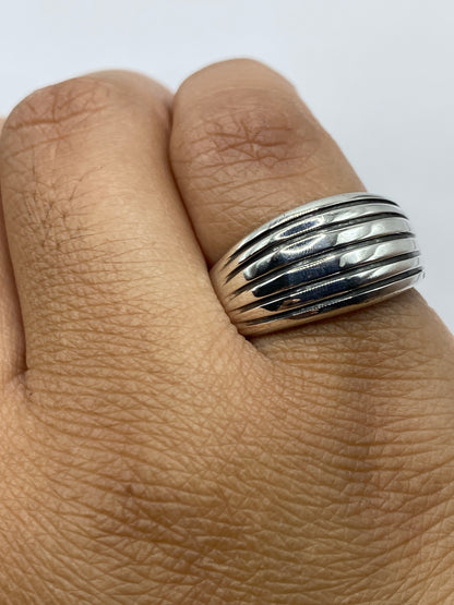 Anillo de plata sobre fondo blanco en posición horizontal