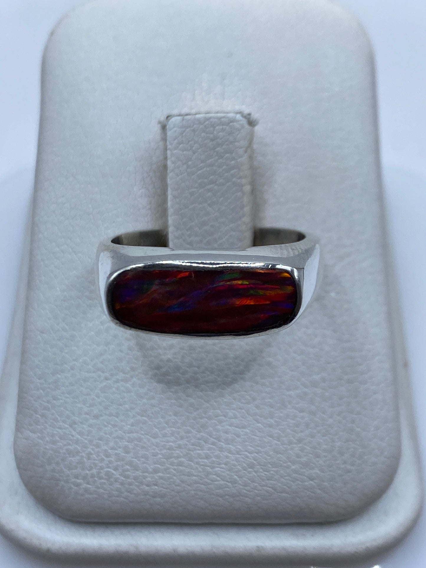 Anillo de plata .950 con ópalo de fuego multicolor en tonos rojo, naranja, amarillo y verde