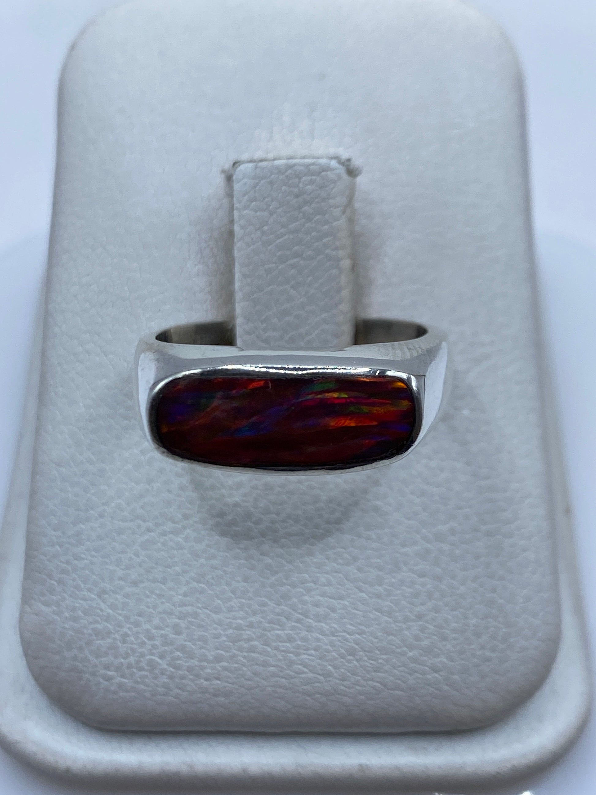 Anillo de plata .950 con ópalo de fuego multicolor en tonos rojo, naranja, amarillo y verde