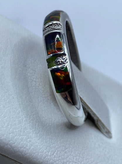 Anillo en el dedo mostrando el color multicolor del ópalo