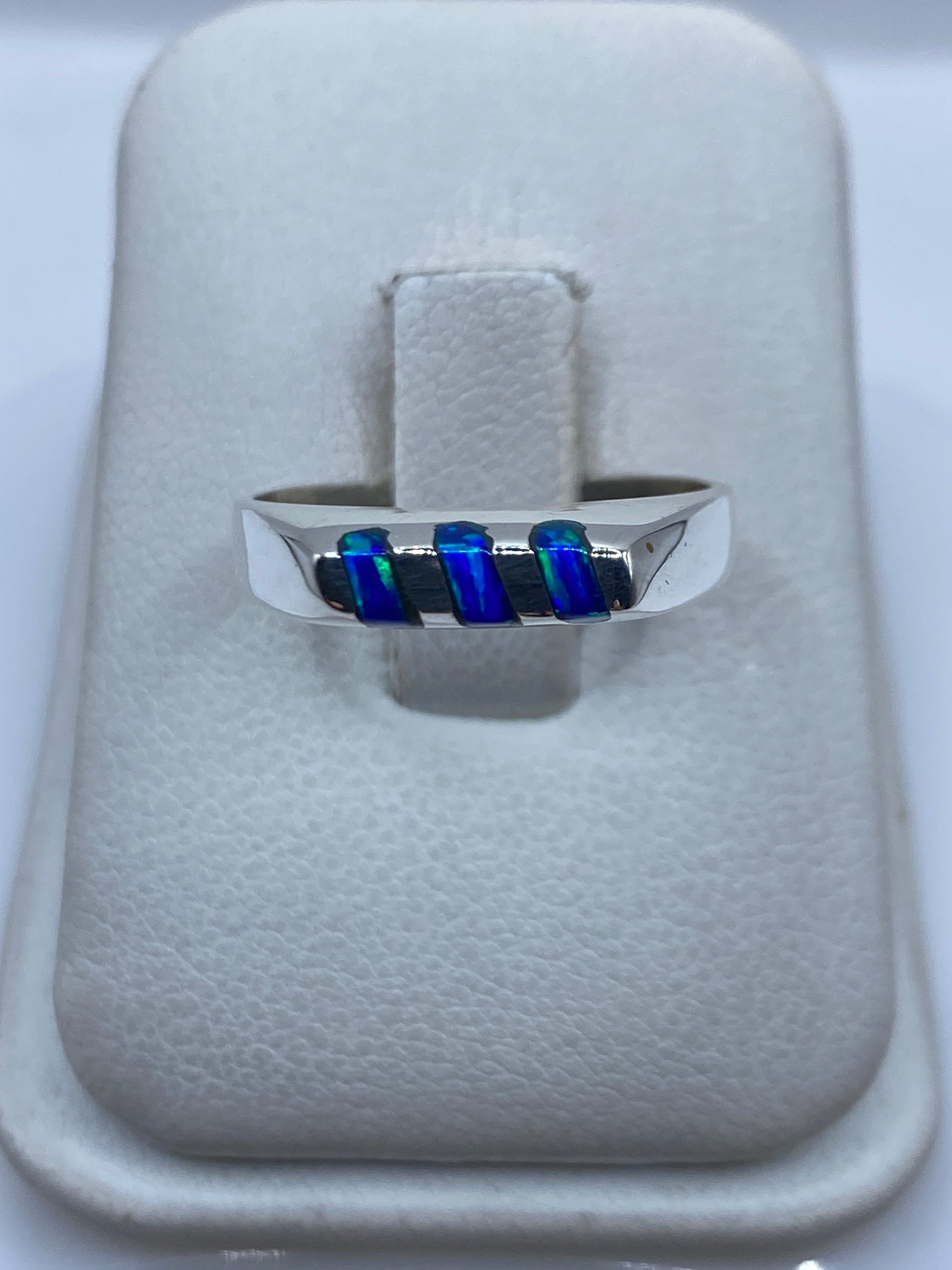 Anillo de plata con ópalo de fuego azul iridiscente en estuche blanco