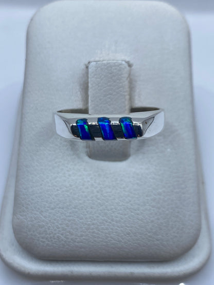 Anillo de plata con ópalo de fuego azul iridiscente en estuche blanco