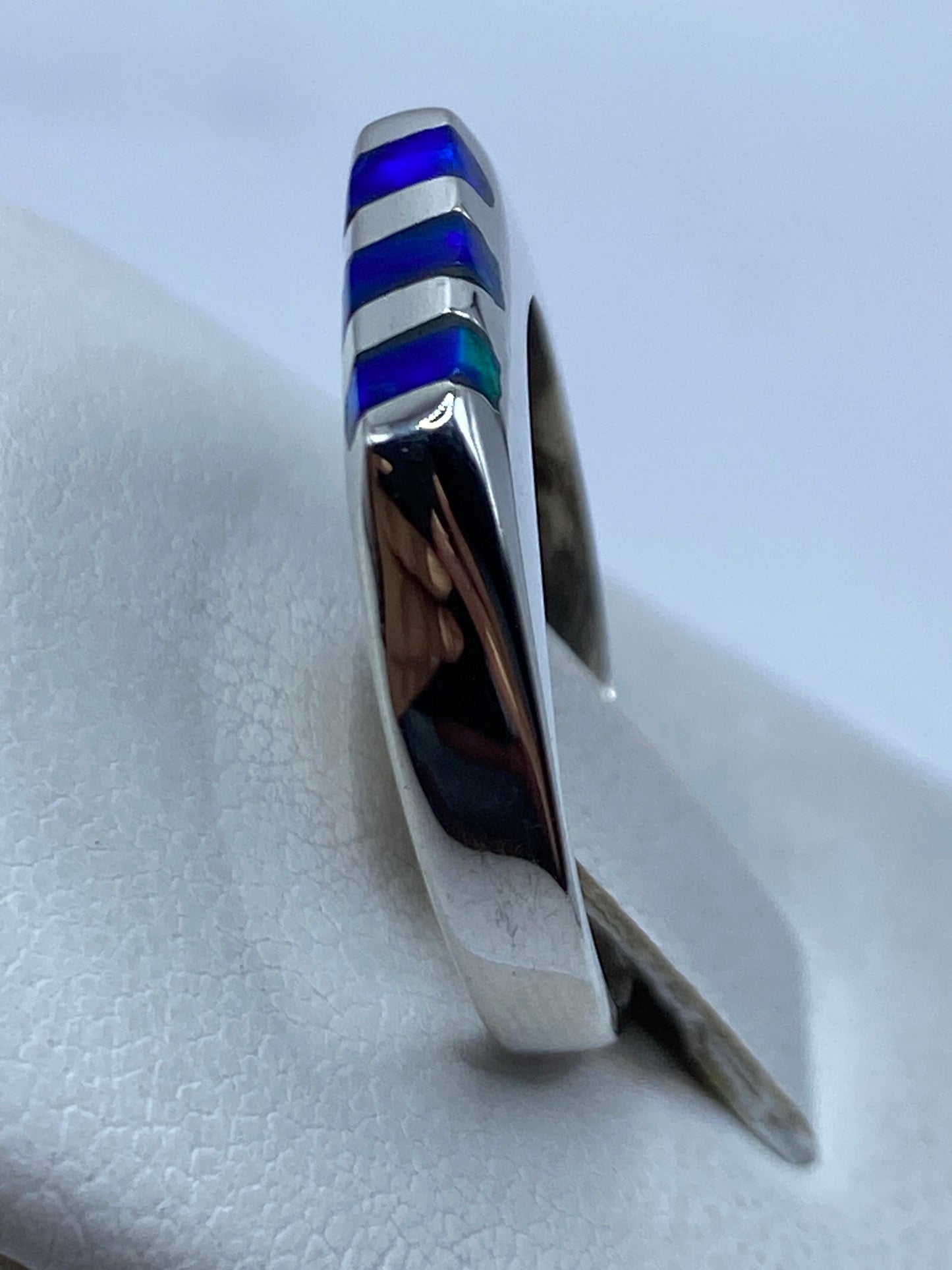 Ópalo de fuego azul del anillo en detalle, con reflejos verdosos