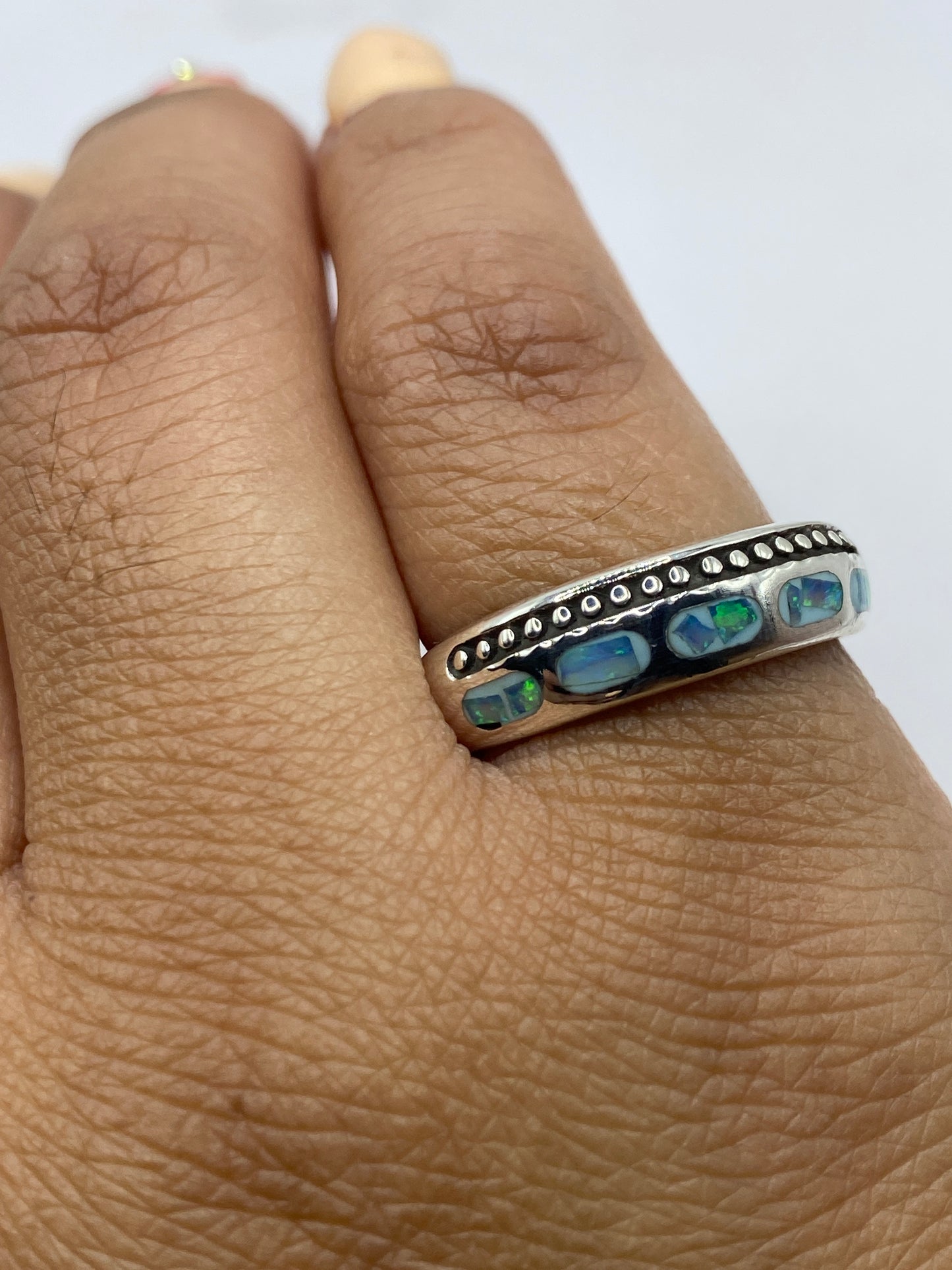 Anillo sobre fondo blanco con el Quinto .950 visible en el interior