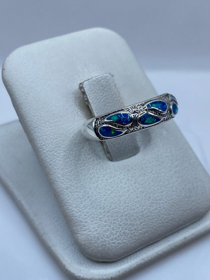 Vista frontal del anillo minimalista con ópalo azul brillante