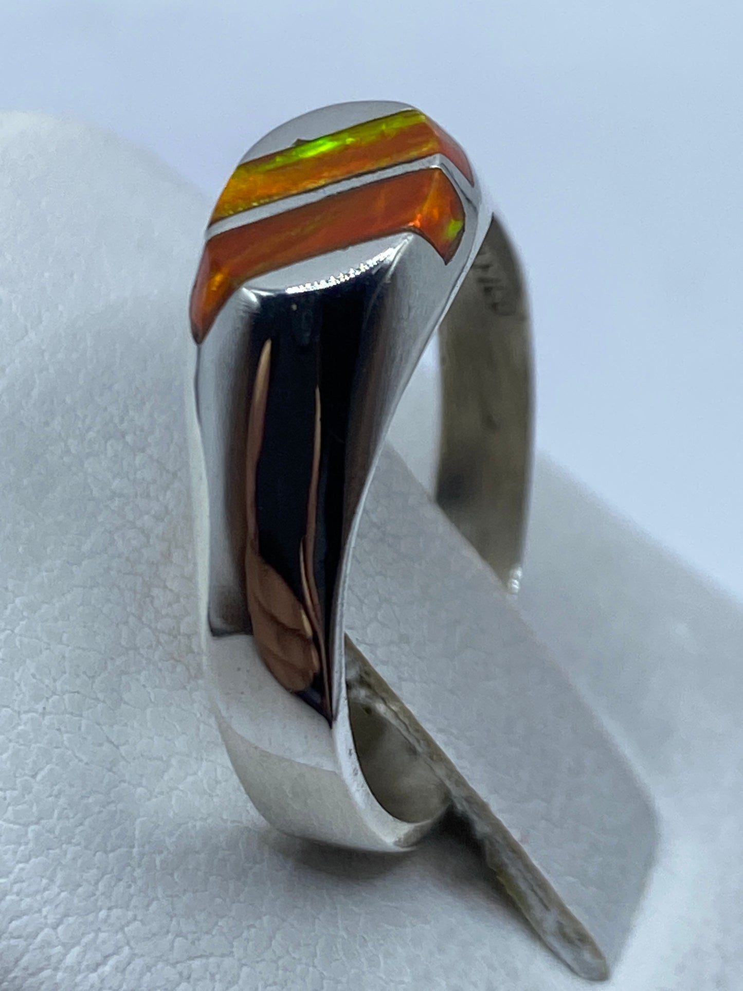 Anillo de perfil mostrando el engaste visible y el brillo de la plata .950