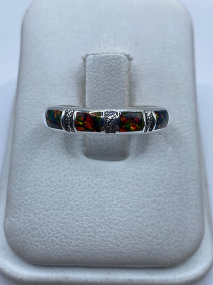 Anillo de plata .950 con ópalo de fuego multicolor en estuche blanco