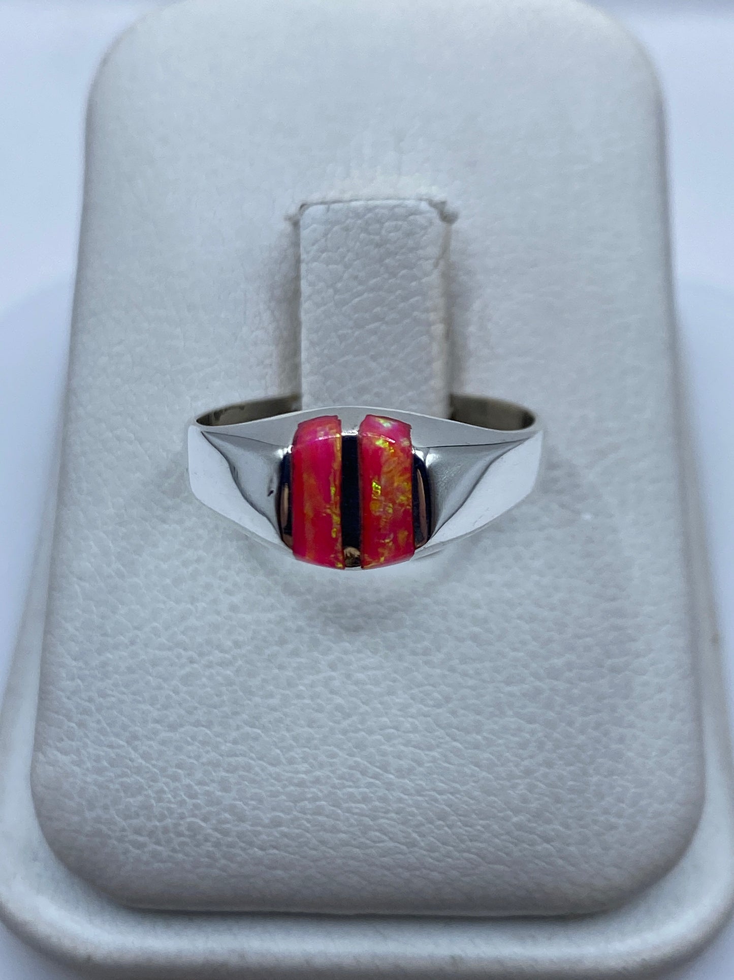 Anillo de plata .925 con ópalo de Fuego rosa engastado, visto de frente sobre estuche blanco
