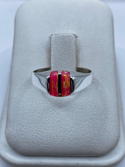 Anillo de plata .925 con ópalo de Fuego rosa engastado, visto de frente sobre estuche blanco
