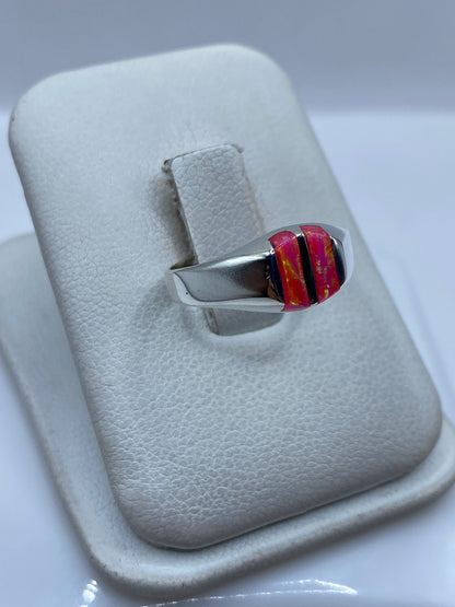 Vista lateral del anillo de ópalo de Fuego rosa en plata Taxco .925