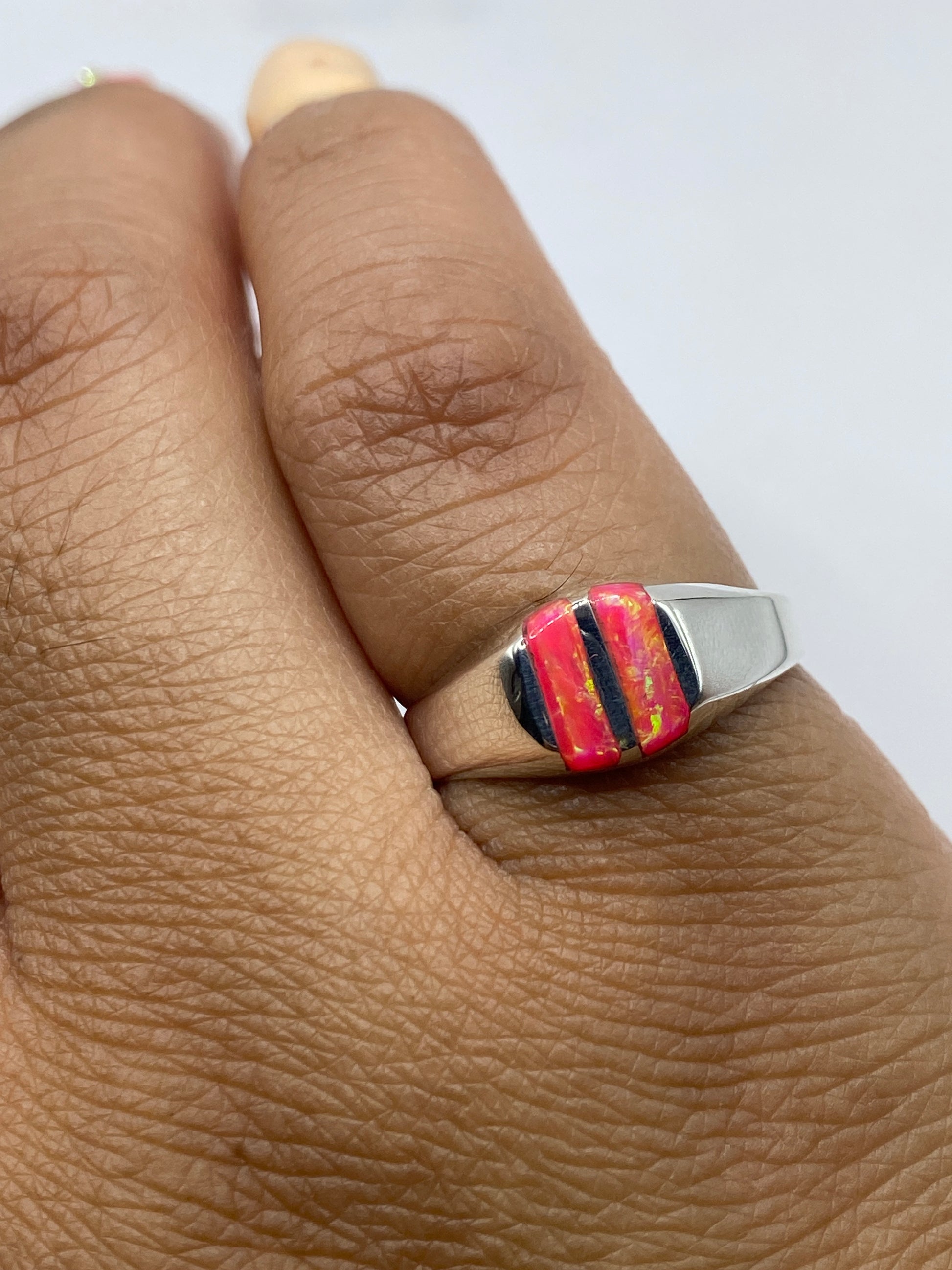 Anillo en el dedo mostrando el brillo natural del ópalo de Fuego rosa