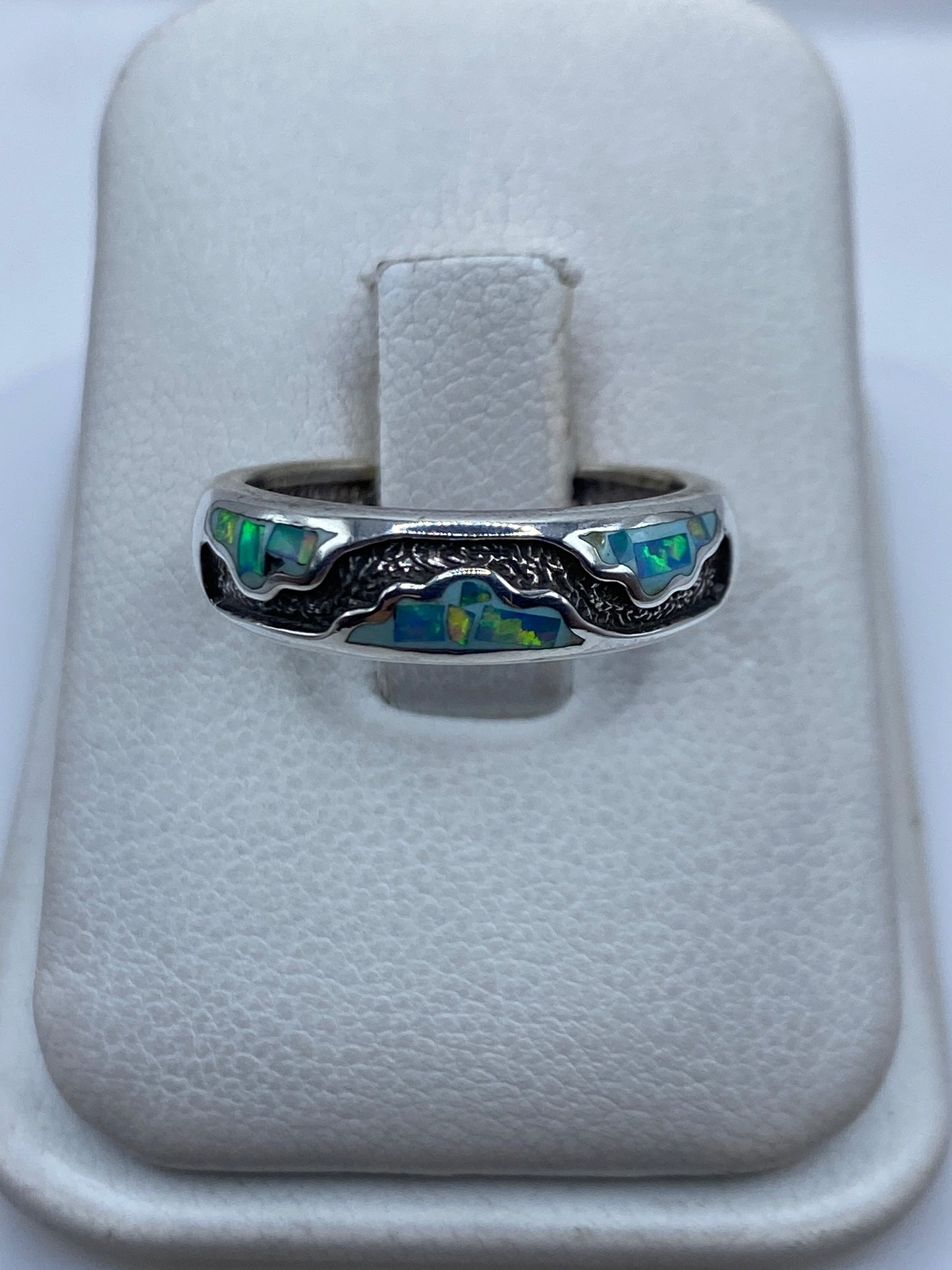 Anillo de plata .950 con ópalo de fuego azul cielo en caja de presentación