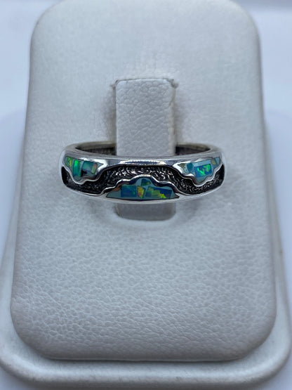 Anillo de plata .950 con ópalo de fuego azul cielo en caja de presentación