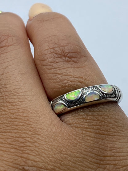 Anillo completo en vista de perfil mostrando la profundidad del engaste de la piedra