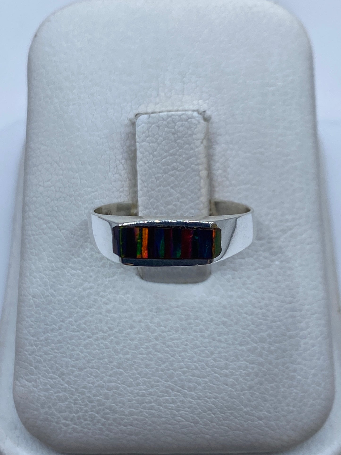 Anillo de plata .950 con ópalo de fuego multicolor en caja blanca presentado en estuche