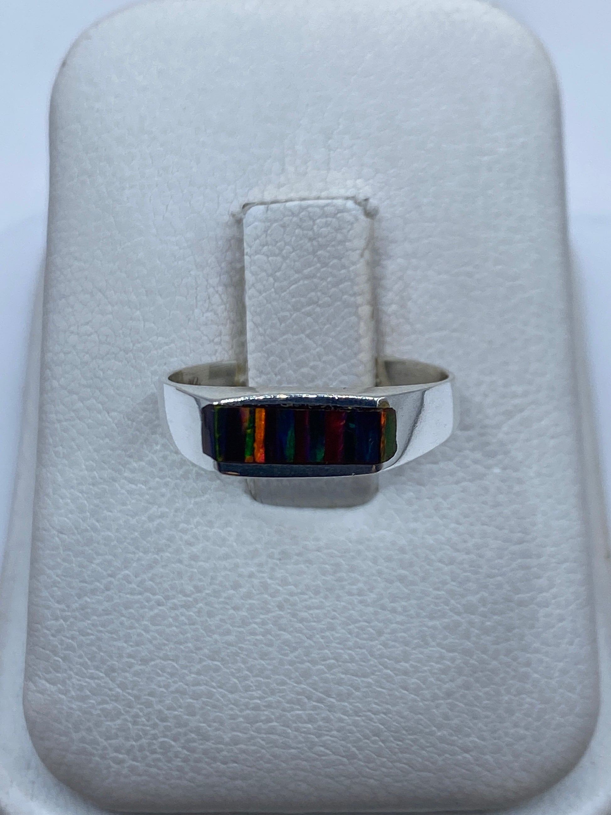 Anillo de plata .950 con ópalo de fuego multicolor en caja blanca presentado en estuche