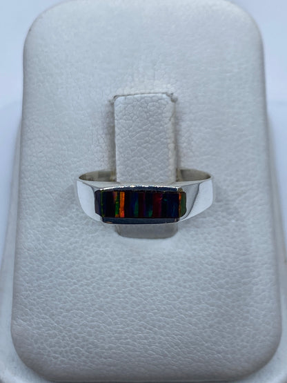 Anillo de plata .950 con ópalo de fuego multicolor en caja blanca presentado en estuche