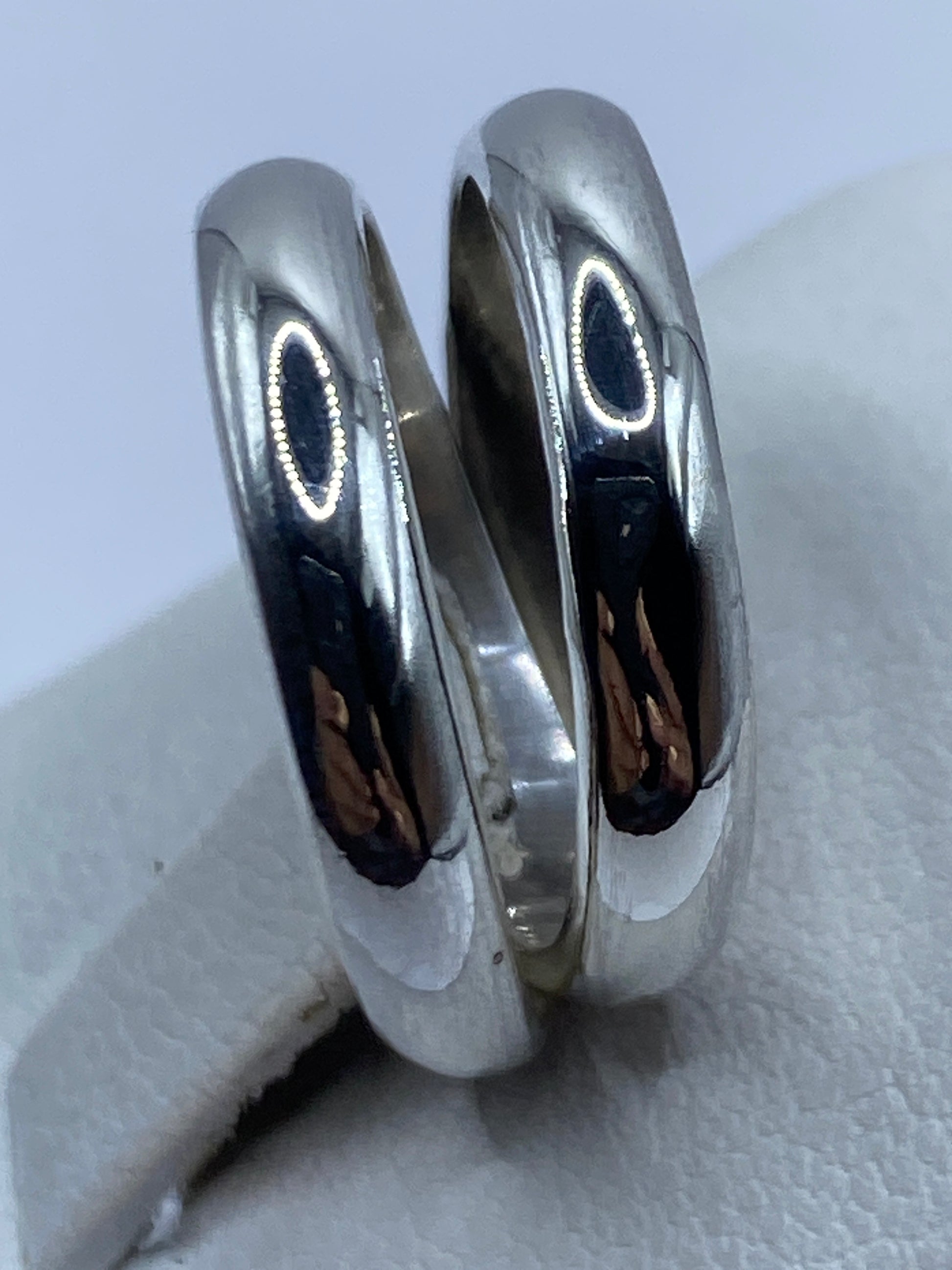 Anillo en mano de mujer mostrando el brillo del pulido y el confort de uso