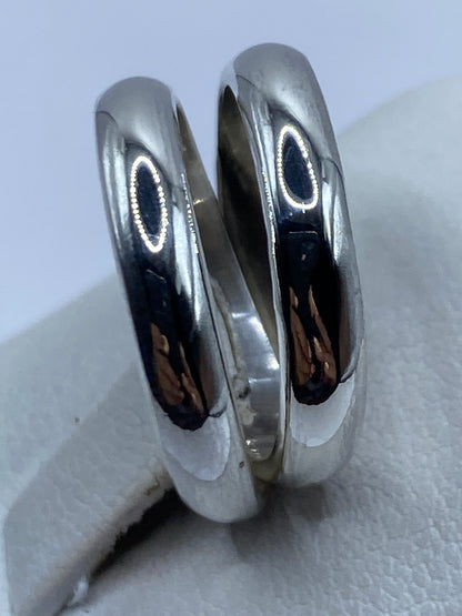 Anillo en mano de mujer mostrando el brillo del pulido y el confort de uso