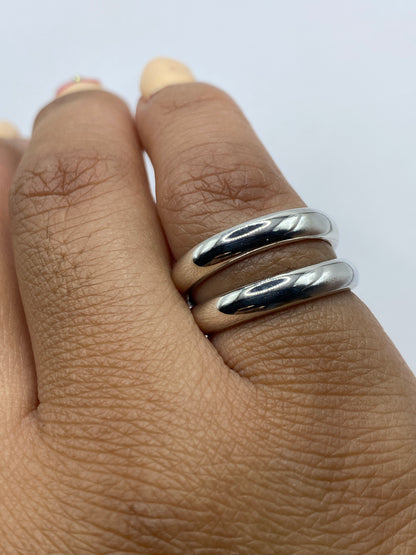 Anillo sobre fondo gris exhibiendo el Quinto .925 en el interior