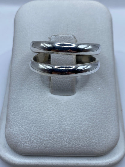 Anillo de plata doble banda en caja blanca, vista frontal