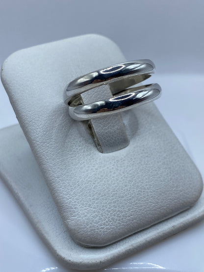 Anillo minimalista en mano mostrando las dos bandas pulidas