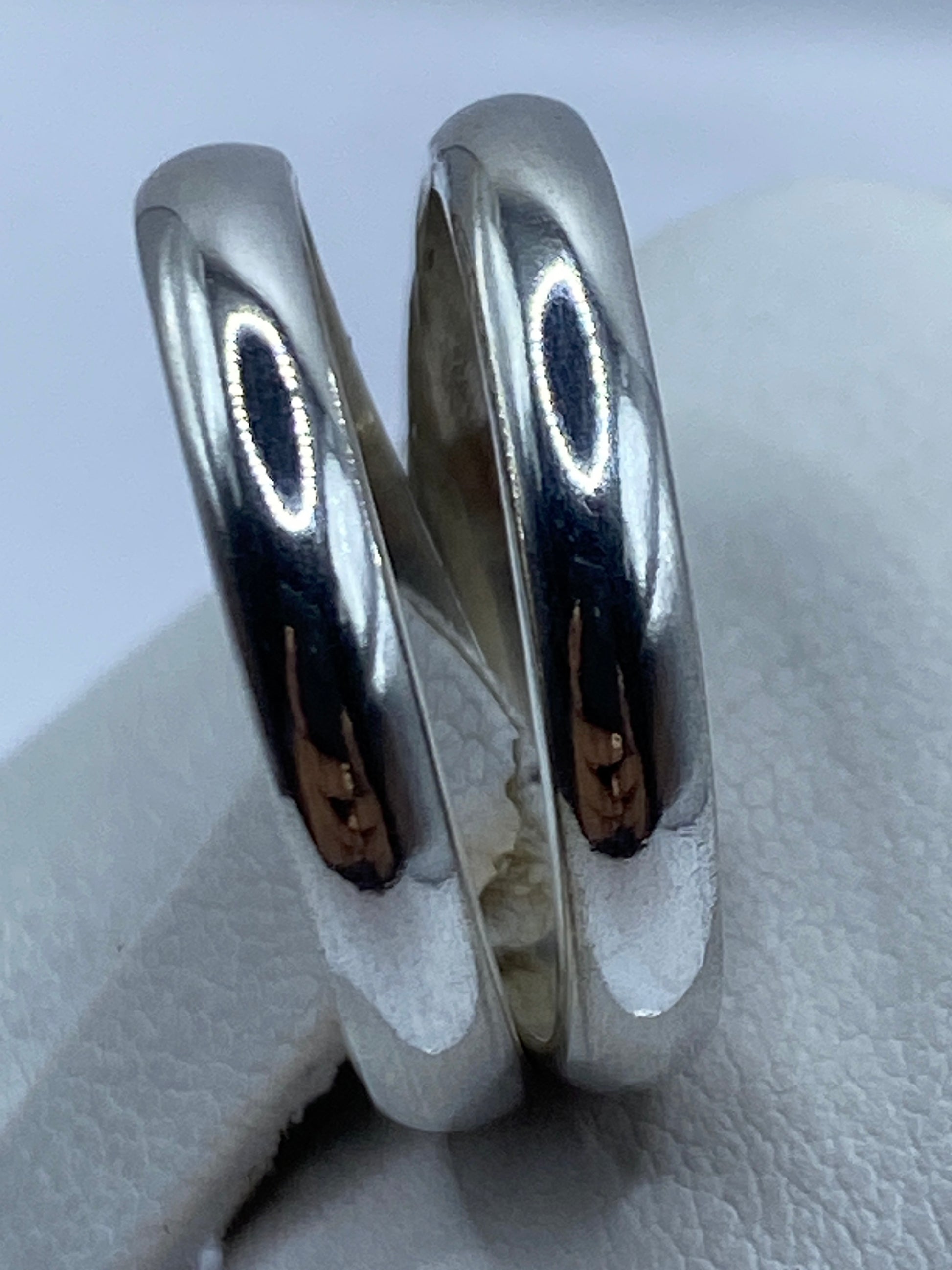 Detalle de la vista lateral del anillo doble banda de plata .925