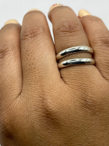 Anillo en balanza con etiqueta SKU 005017, peso 5.3 gramos