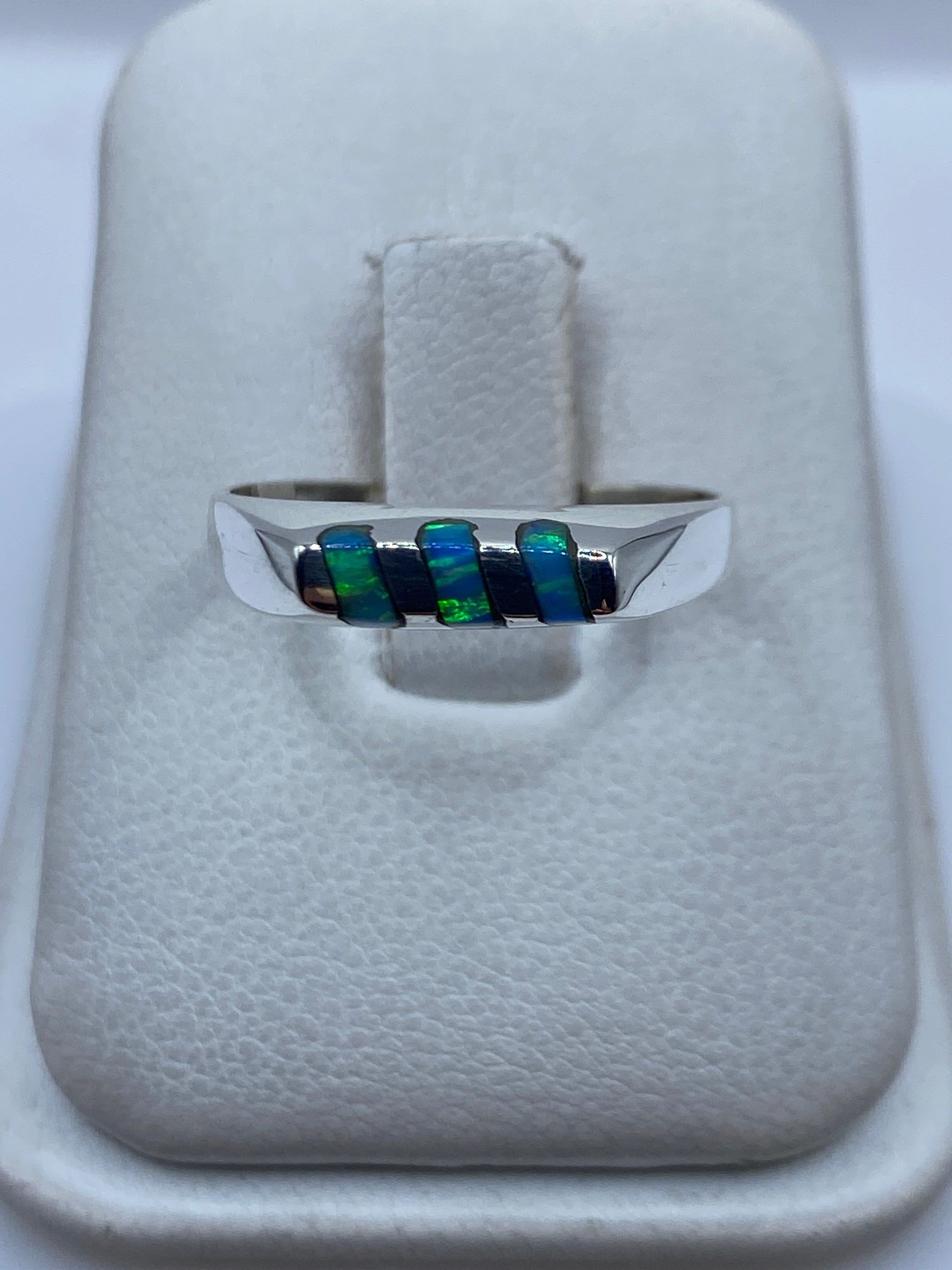 Anillo de plata .925 con ópalo de fuego azul cielo en bandeja de presentación blanca