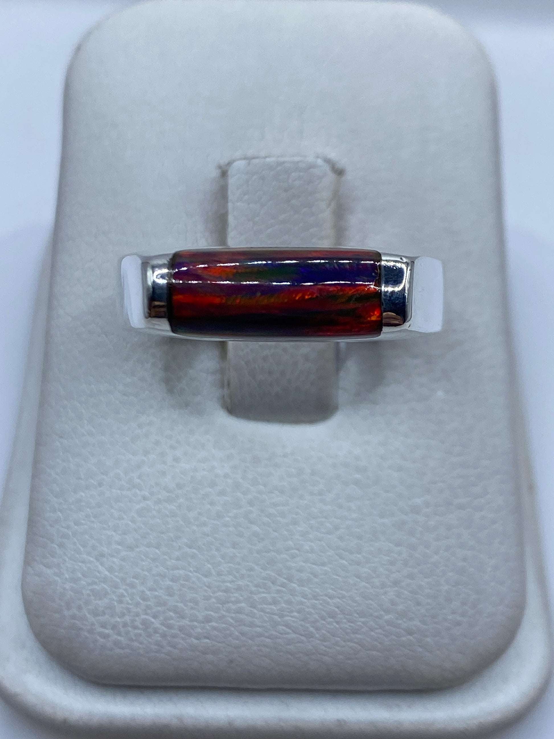 Anillo de plata .925 con ópalo de fuego multicolor engastado, mostrando reflejos rojo, amarillo y verde