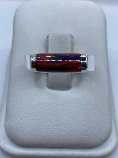 Anillo de plata .925 con ópalo de fuego multicolor engastado, mostrando reflejos rojo, amarillo y verde