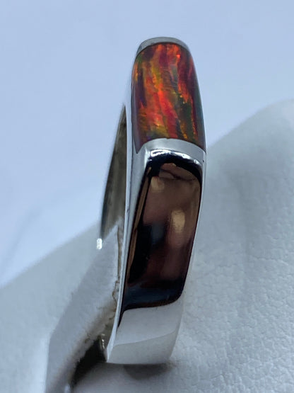 Detalle del engaste a mano del ópalo multicolor en plata